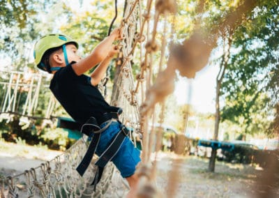 Albanie activités famille garçon accrobranche