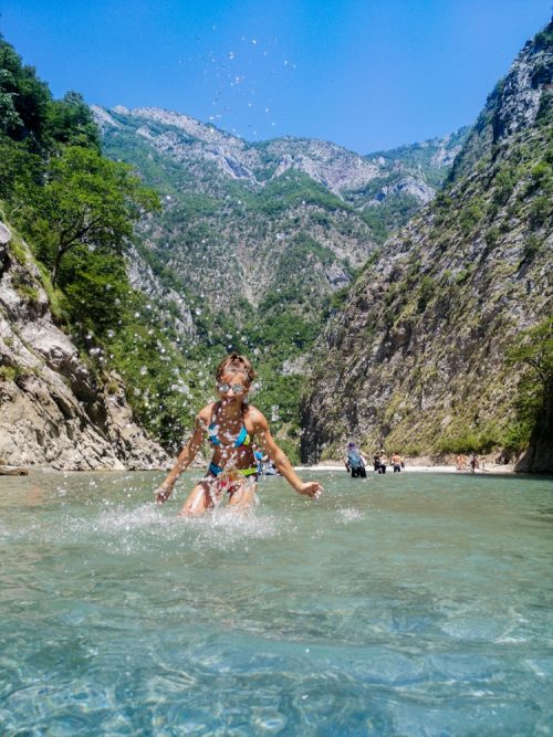 Albanie fille joue dans l’eau éclaboussures Le bonheur de la baignade