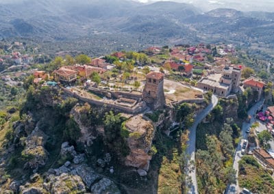 Albanie vue aérienne village sur rocher