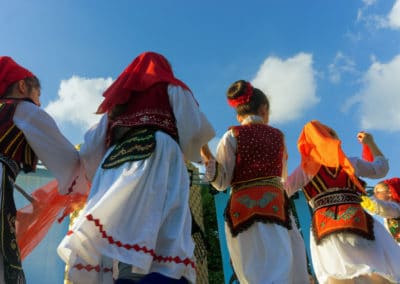 Albanie danse costumes rouge blanc