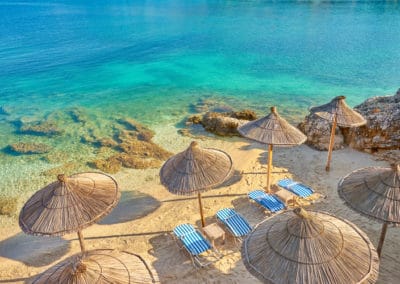 Albanie plage transat parasol eau turquoise