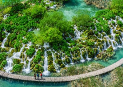 Croatie Plitvice cascade eau turquoise chemin