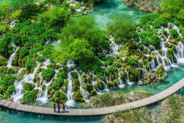 Croatie Plitvice cascade eau turquoise chemin