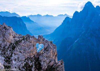 Italie, Vénétie, Dolomites trou dans le rocher en forme de cœur (El Cor)
