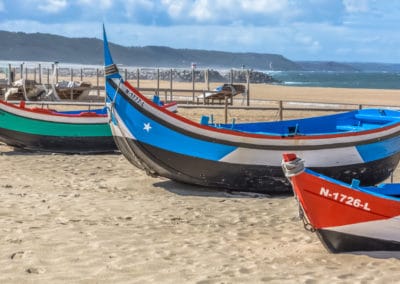 Portugal Nazare bateaux de pêche colorés traditionnels