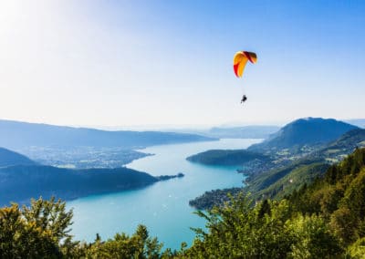 Le tour des Aravis s'achève au bord du magnifique lac d'Annecy, survolé par de nombreux parapentes
