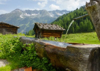 France Alpes Aravis eau cabanon bois montagnes