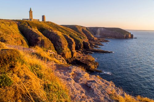 France Bretagne Cap d’Erquy golden hour La Côte d'Emeraude offre des reliefs idéaux pour la pratique de la marche consciente