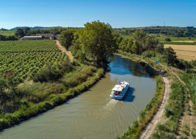 France Canal du Midi vue aérienne bateau champs