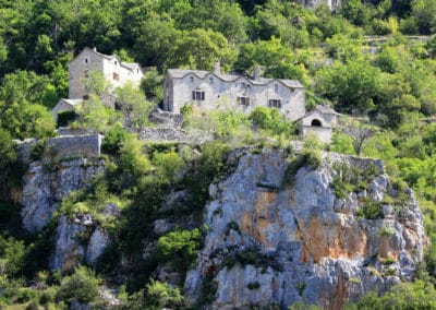 France Chemin de Stevenson maisons en pierre isolées montagnes