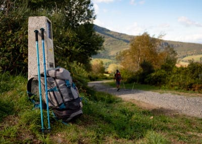 France Compostelle Béarn randonnée sac à dos bâtons