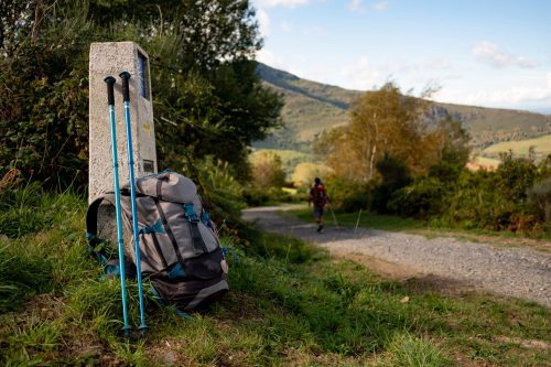 France Compostelle Béarn randonnée sac à dos bâtons France Compostelle Béarn randonnée sac à dos bâtons