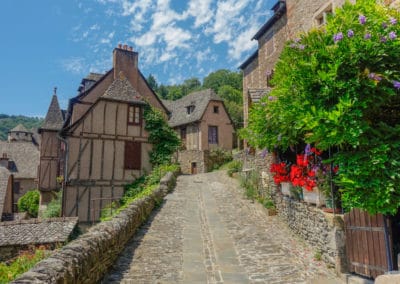 France Midi Pyrénées Conques village rue pavée