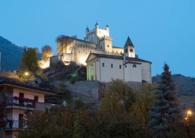 France Savoie château sur les rochers nuit