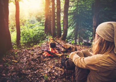 Bivouac, feu de camp en foret