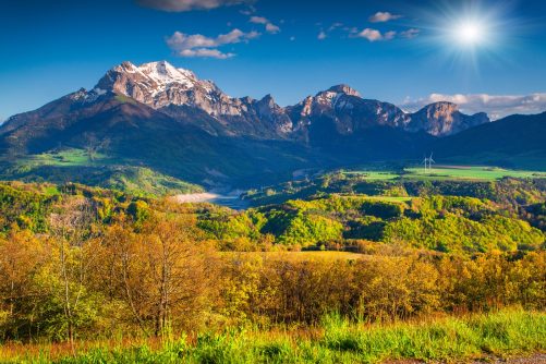 France Alpes vallée du Drac soleil Paysage des Alpes sur le chemin des Huguenots entre Poet Laval et Grenoble