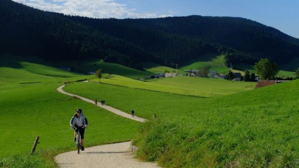 France Vercors Meaudre chemin vélo Le Vercors à vélo électrique, sur la Via Vercors à vélo vers Méaudre