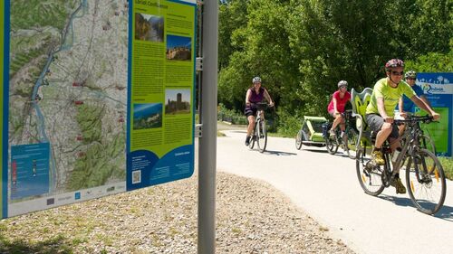 France ViaRhôna groupe cyclistes balade famille panneau indication France ViaRhôna groupe cyclistes balade famille panneau indication