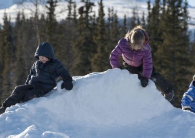 Les enfants profitent à fonde dans la neige pendant ce multi-activités en Auvergne