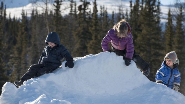France Queyras enfant hiver neige Les enfants profitent à fonde dans la neige pendant ce multi-activités en Auvergne
