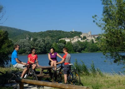 France Via Rhona rivière pause vélo amis ©Jean-Claude Praire