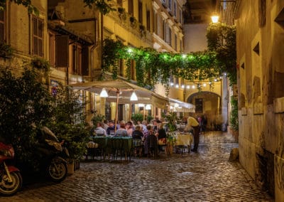 Italie Rome ruelle restaurant terrasse nuit