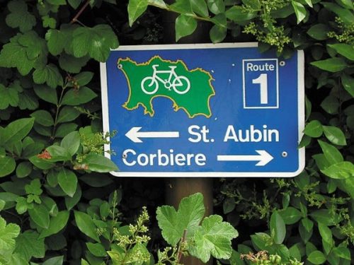 Jersey Guernesey indication chemin vélo route 1 Jersey Guernesey, un panneau indicateur pour parcourir les iles anglo-normandes à vélo