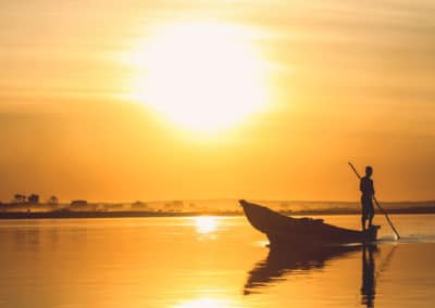 Madagascar fleuve Tsiribiniha homme coucher de soleil