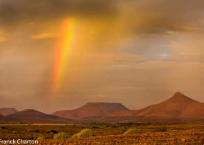 Namibie Damaraland Palmwag plateaux désertiques et kopje ciel orange