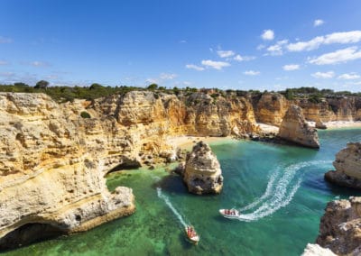 Portugal bateau de touristes visite grottes plage Marinha