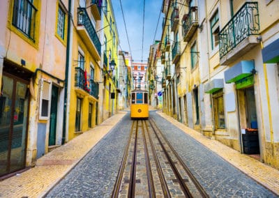 Portugal Lisbonne tramway historique jaune ruelle