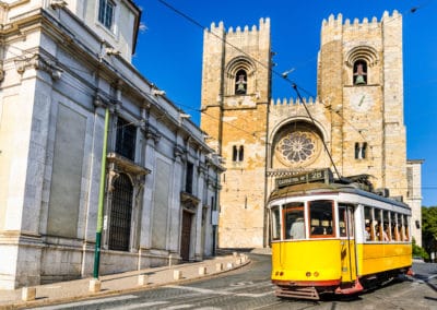 Portugal Lisbonne tramway historique jaune