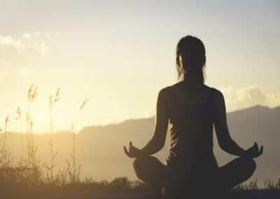 silhouette yoga montagne femme