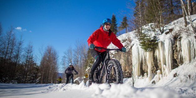 Vélo neige hiver Essayez le fat bike à l'occasion d'un séjour multi-activités nature dans les écrins