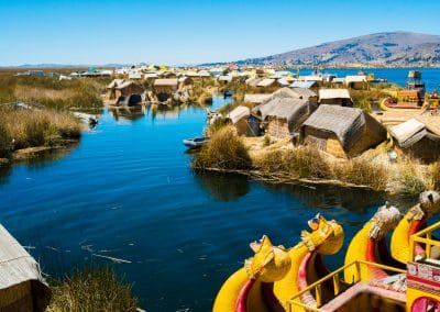 Amérique Pérou Puno Uros île flottantes bateaux typiques