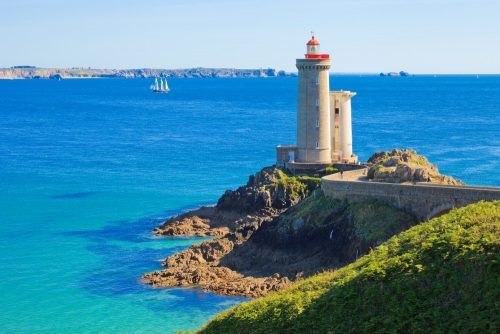 FRANCE-BRETAGNE-FINISTERE@shutterstock Un phare à découvrir sur la côte Finistère à vélo
