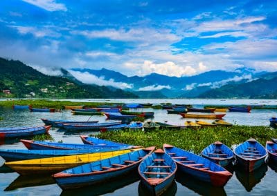 Barques sur le lac Phewa, Pokhara, Népal