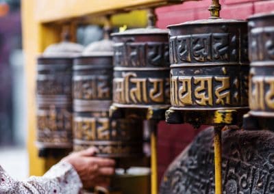 Moulins à prières au stupa bouddhiste de Bodnath, Katmandou, Népal