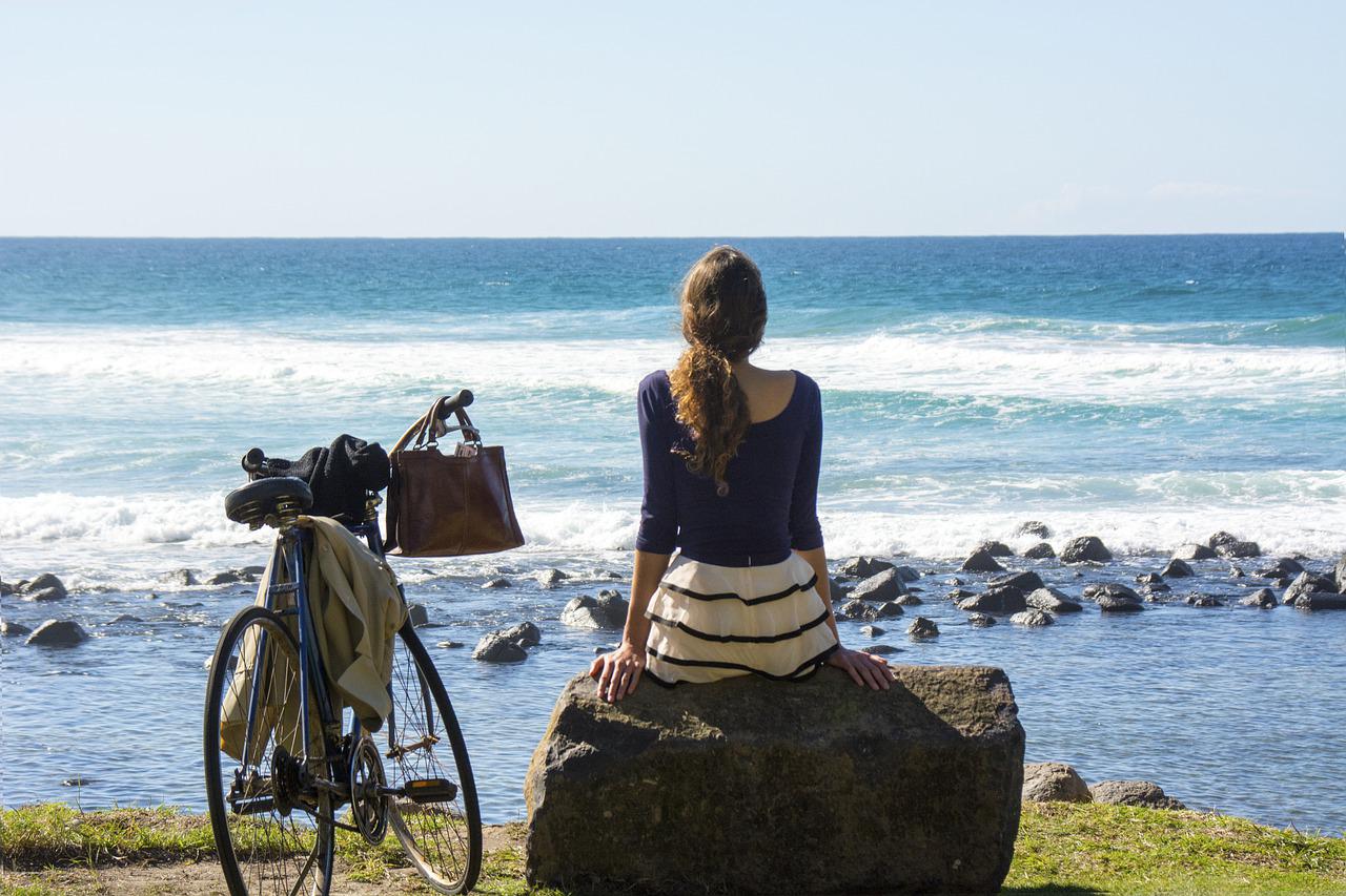 relaxing-by-the-sea-4655894_1280 hors saison à vélo en bord de mer