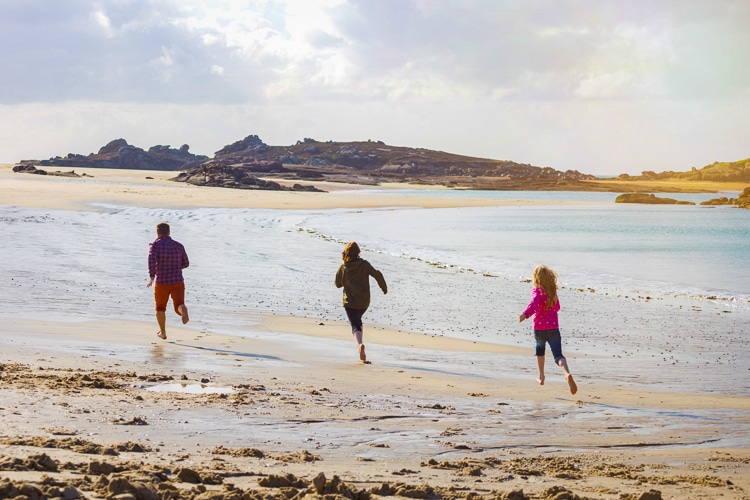 famille courant sur une plage de Bretagne